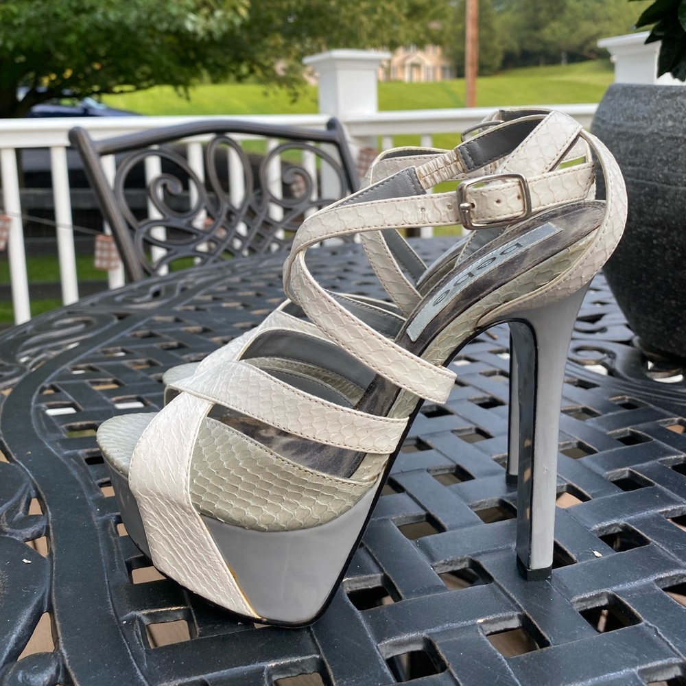 Bebe New Grey and White strappy sandal heel. 8